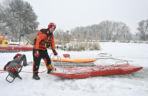 Gdy załamie się lód. Co robić, by uratować siebie lub kogoś, gdy wpadnie do wody?