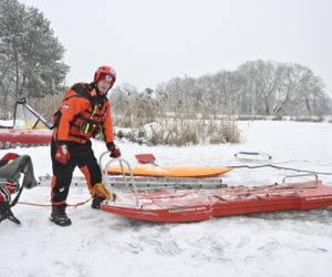 Gdy załamie się lód. Co robić, by uratować siebie lub kogoś, gdy wpadnie do wody?
