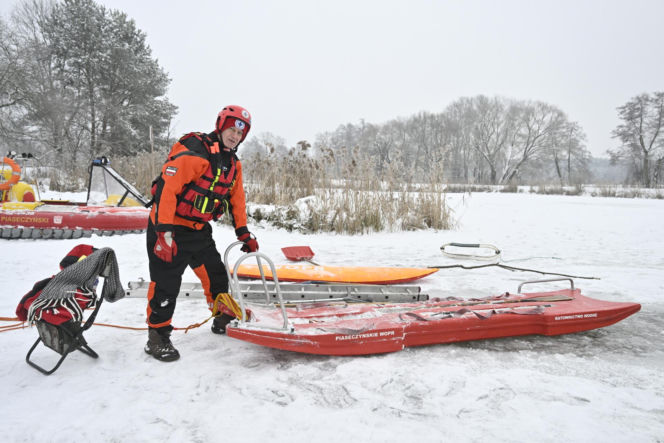 Gdy załamie się lód. Co robić, by uratować siebie lub kogoś, gdy wpadnie do wody?