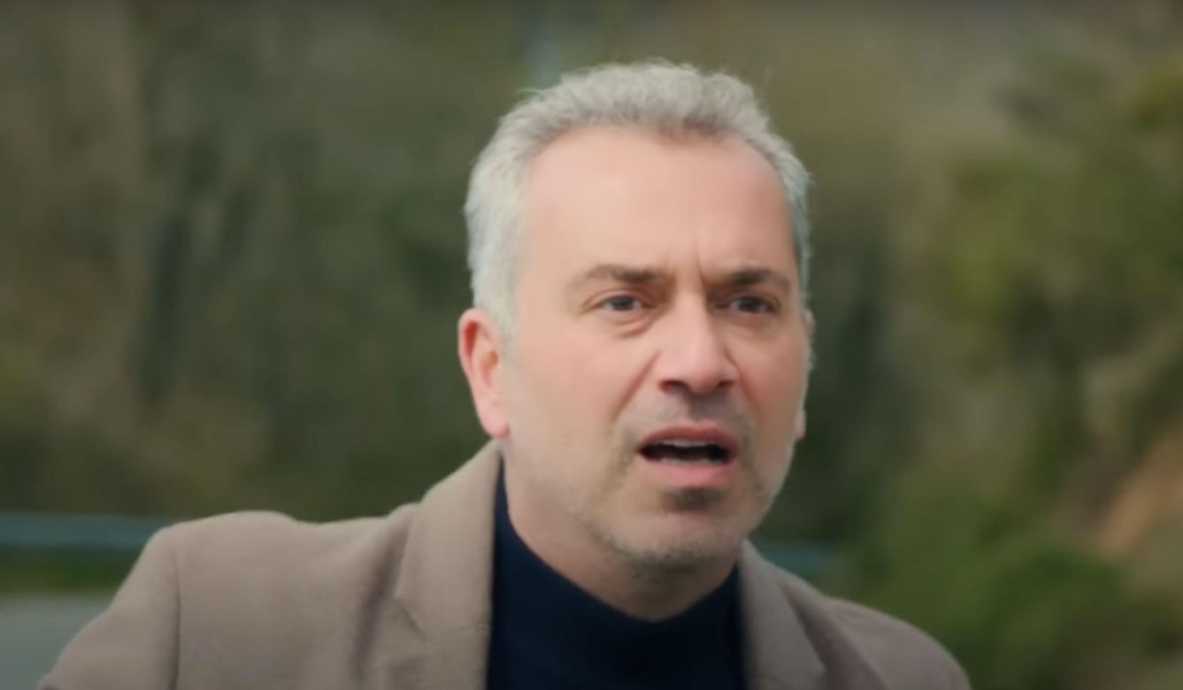 Ege uratuje Zeynep, choć porywacz pchnie ją nożem.