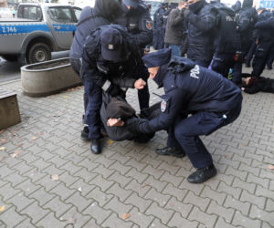 Dostaną premie za pałowanie kobiet