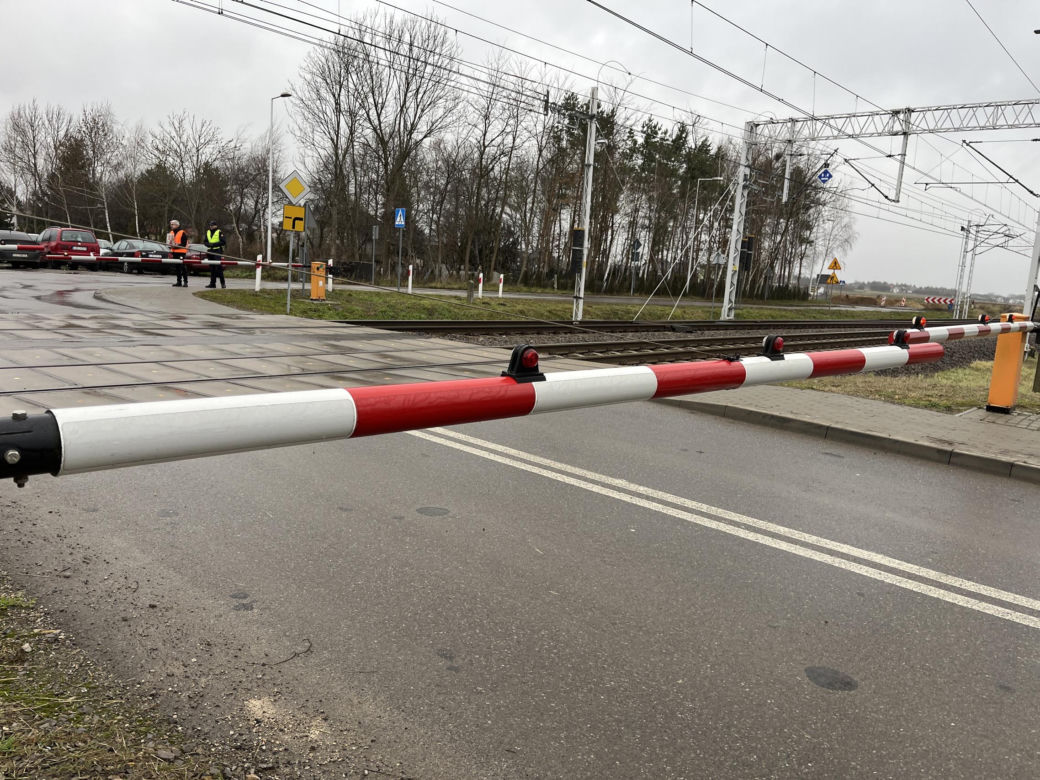 Kierowca dostawczaka wyłamał szlaban. Tak PKP promuje kampanię "Bezpieczny Przejazd"