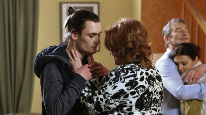 Barwy szczęścia odc. 1461. Stefan (Krzysztof Kiersznowski), Waleria (Ewa Ziętek), Kasia (Katarzyna Glinka), Bartek (Bartosz Gelner)
