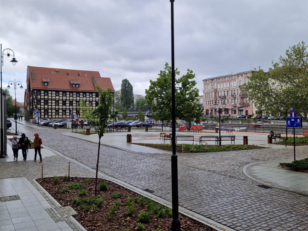 Rybi Rynek w Bydgoszczy niemal gotowy. Eleganckie nabrzeże już cieszy oczy!