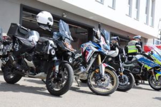 Ponad 1200 motocyklistów z całej Polski wzięło udział w rozpoczęciu sezonu na torze w Jastrzębiu koło Radomia