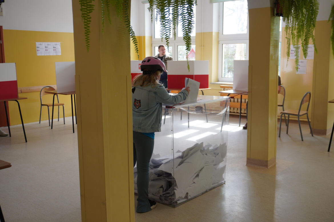 Wybory samorządowe 2024 w województwie pomorskim. Mieszkańcy wrzucają swoje głosy do urn