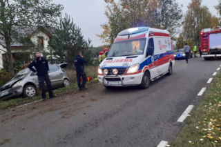 PRZYWALIŁA w drzewo i straciła PRZYTOMNOŚĆ. Roztrzaskany Mercedes skończy na ZŁOMIE [ZDJĘCIA]