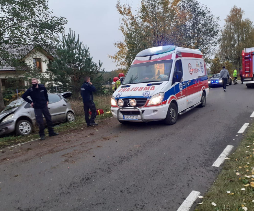 PRZYWALIŁA w drzewo i straciła PRZYTOMNOŚĆ. Roztrzaskany Mercedes skończy na ZŁOMIE