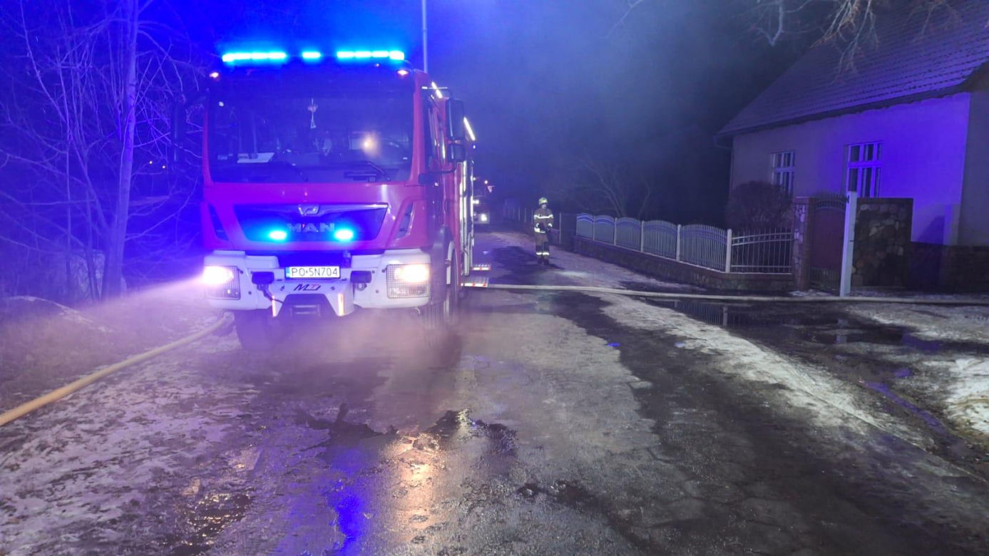 Pożar warsztatu w Kąkolewie koło Leszna. Na miejscu kilkanaście zastępów straży