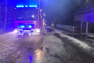 Pożar warsztatu w Kąkolewie koło Leszna. Na miejscu kilkanaście zastępów straży