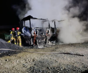 Pożar w Nietążkowie. Spłonęły dwa ciągniki siodłowe