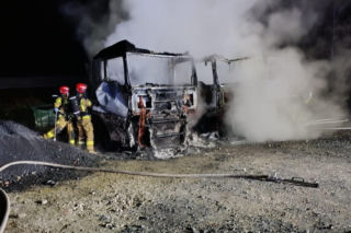 Pożar na terenie firmy w Nietążkowie. Spłonęły dwa ciągniki siodłowe [ZDJĘCIA]