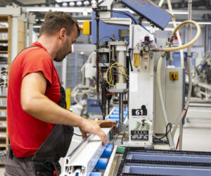 Nowoczesna technologia i rodzinny charakter firmy. Poznaj Fabrykę Okien Redan