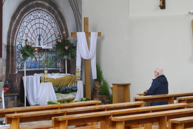 Wiosenny Lech Wałęsa na wielkanocnej mszy