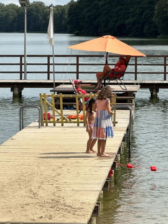 10-letni Timi utonął w jeziorze. Na plaży płoną znicze