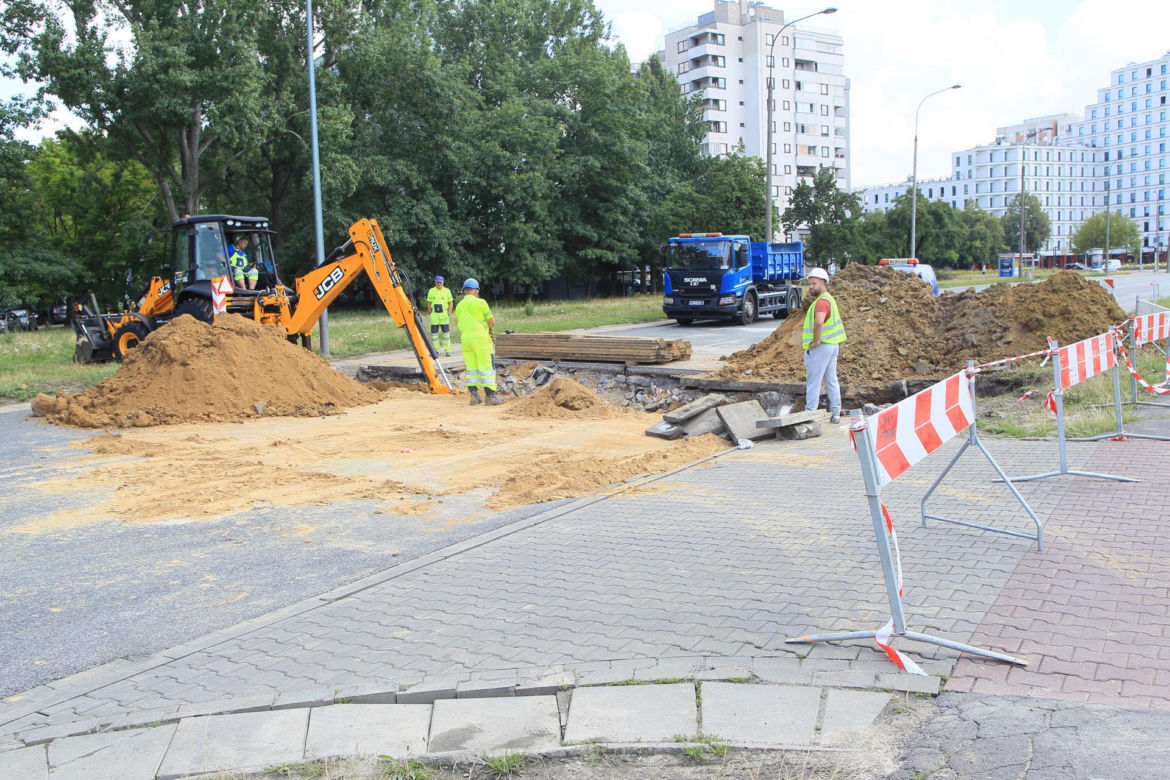 Paraliż w Warszawie. Awaria wodociągowa zarwała jezdnię al. Wilanowskiej