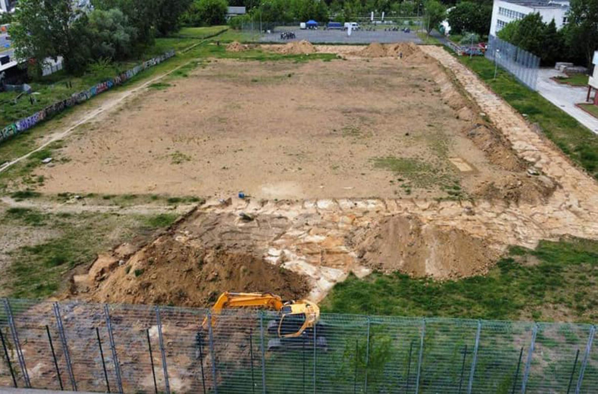 Mieszkańcy doczekają się pierwszego pełnowymiarowego boiska do piłki nożnej. "Prace idą pełna parą"