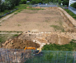 Mieszkańcy doczekają się pierwszego pełnowymiarowego boiska do piłki nożnej. Prace idą pełna parą