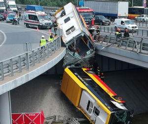 Autobus zawisł na moście Grota