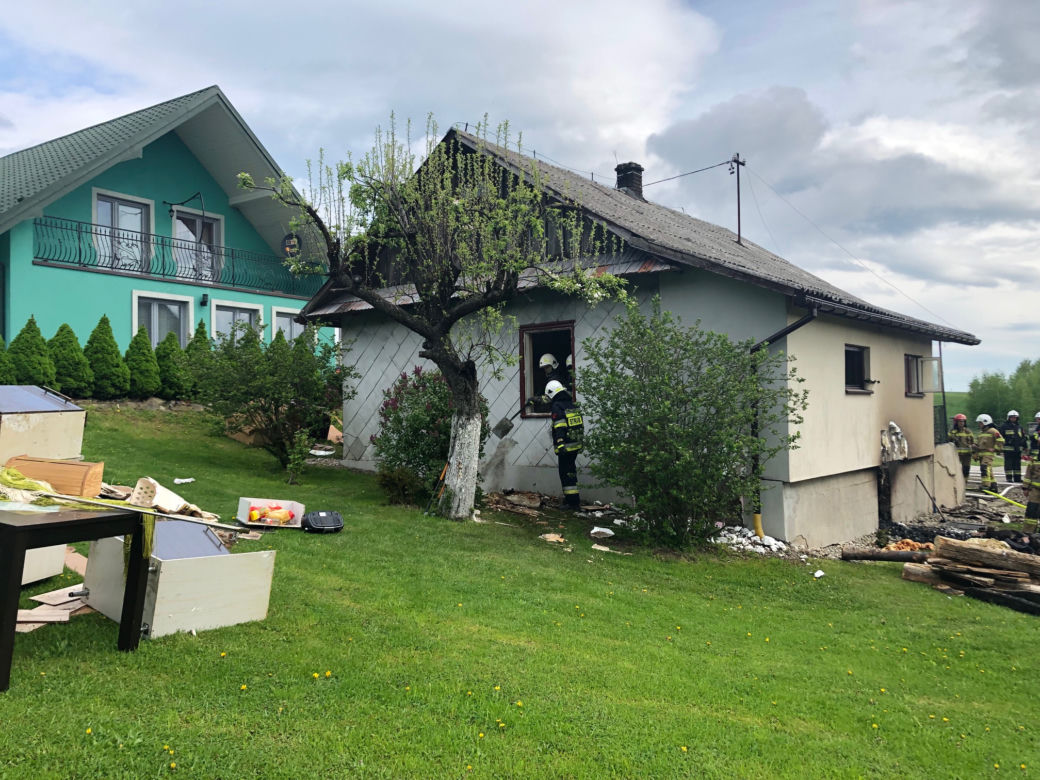 Tragiczny pożar w Ptaszkowej. Starsza kobieta została uwięziona w płonącym domu