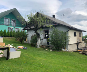 Tragiczny pożar w Ptaszkowej. Starsza kobieta została uwięziona w płonącym domu