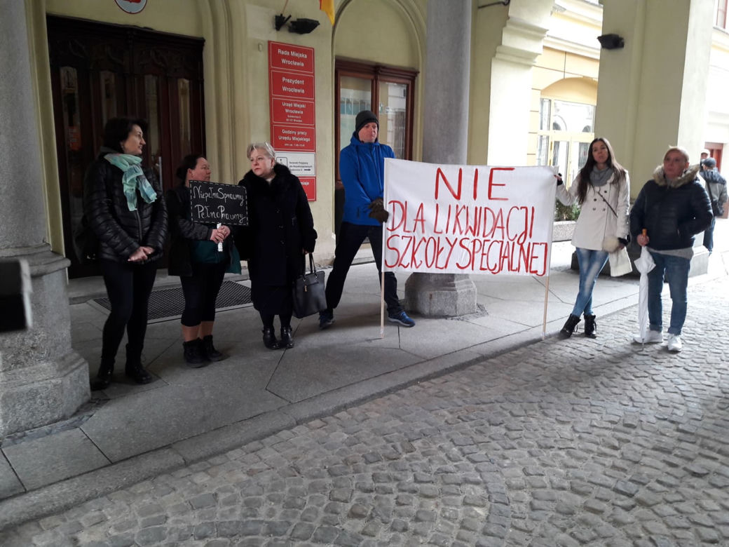 Rodzice protestowali przed sesją Rady Miejskiej Wrocławia