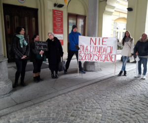 Rodzice protestowali przed sesją Rady Miejskiej Wrocławia