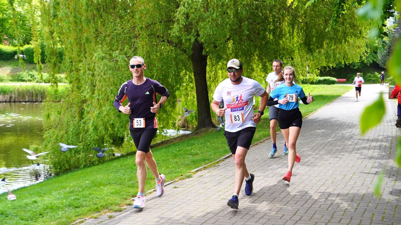 Sportowe emocje w Chorzowie. 150 biegaczy wystartowało w 6. edycji Chorzowskiej Dychy