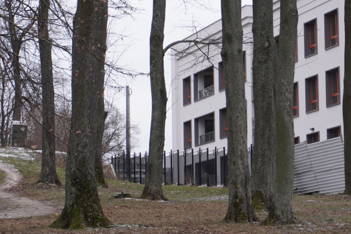 Blok z widokiem na betonowy mur. To "prestiżowa" inwestycja w Białymstoku