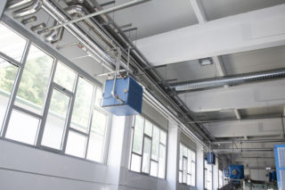 Efektywne ogrzewanie hal przemysłowych – porównanie systemów konwekcyjnych, promiennikowych i podłogowych