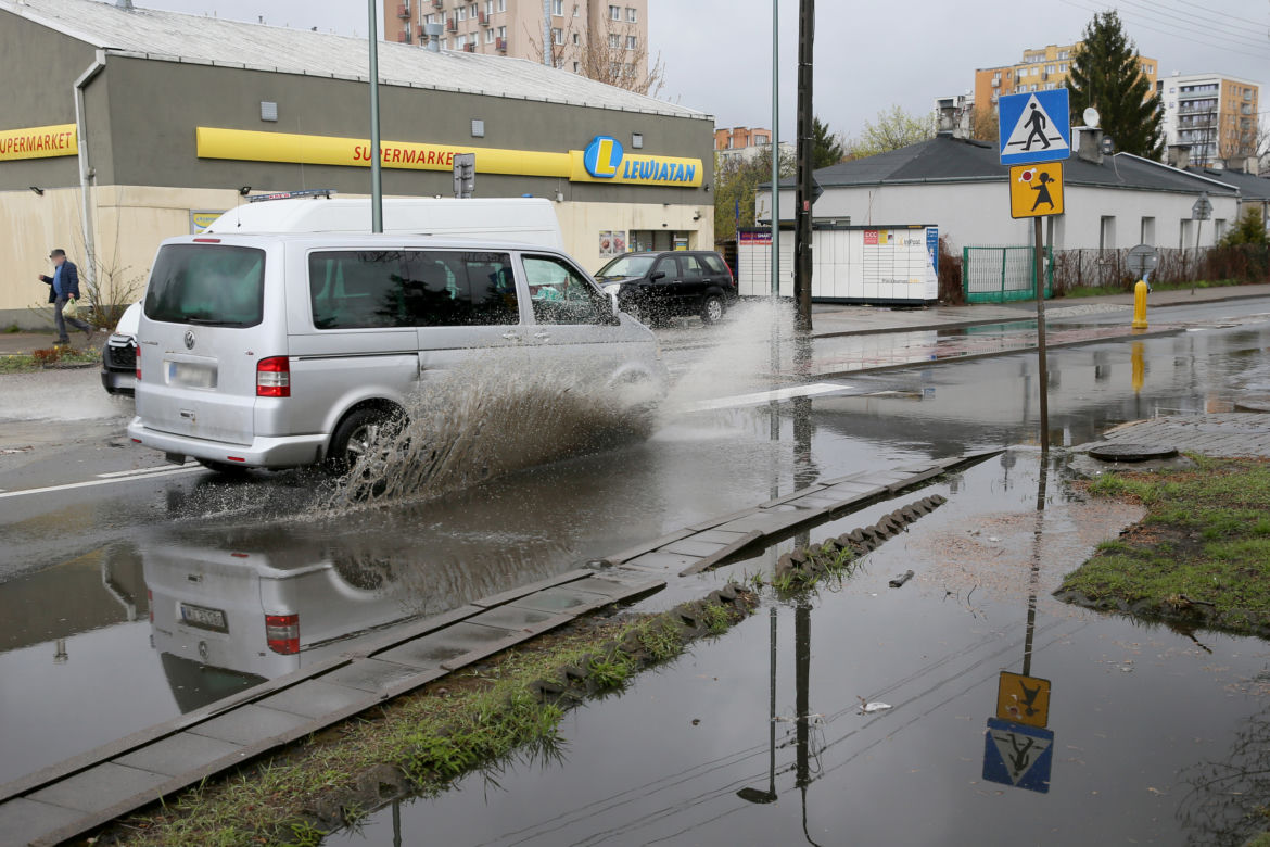 Mieszkańcy toną, gdy tylko spadnie deszcz. Fuszerka w Marysinie Wawerskim