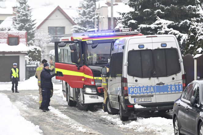 Makabra w Warszawie. Dwa ciała w mieszkaniu, nie oszczędził nawet psów. Nieoficjalnie: zabił rodziców