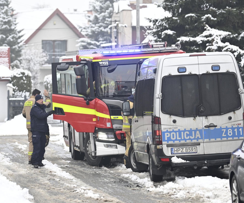 Makabra w Warszawie. Dwa ciała w mieszkaniu, nie oszczędził nawet psów. Nieoficjalnie: zabił rodziców