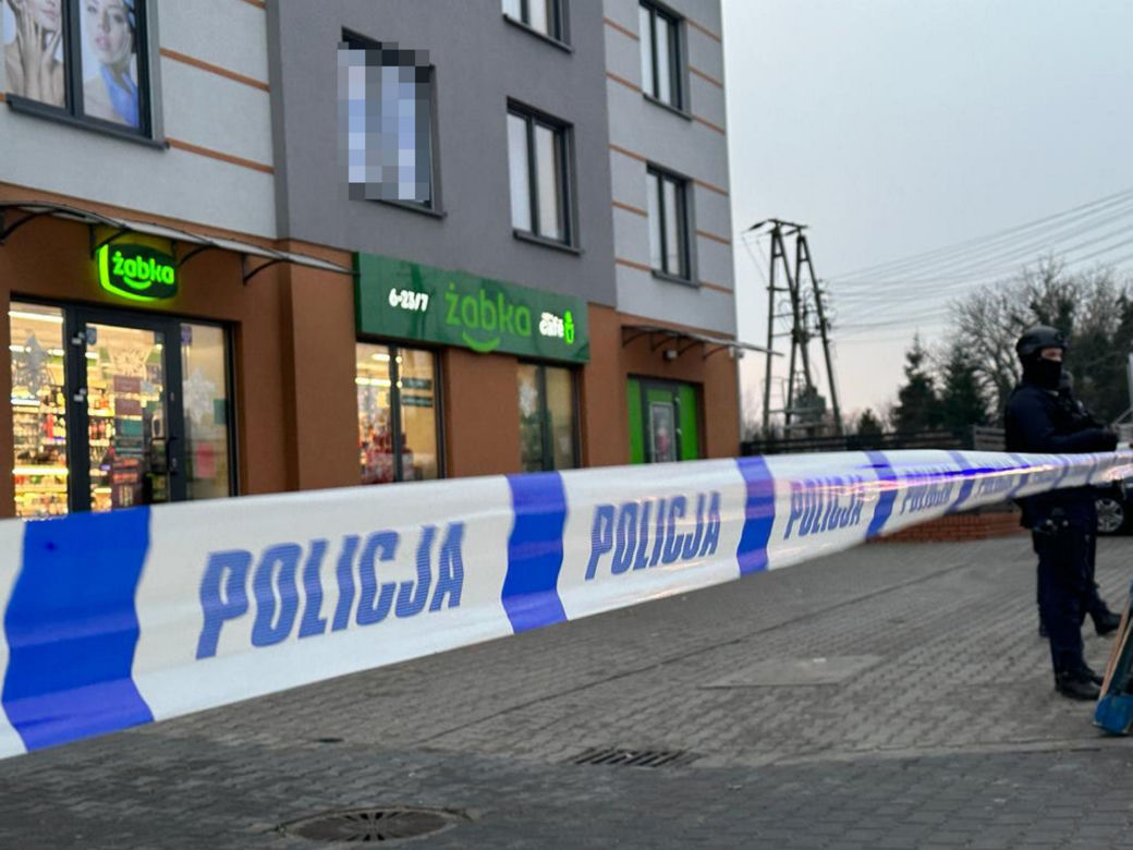 Brutalne zabójstwo w Żabce w Sochaczewie. Zadał ekspedientce 20 ciosów nożem i uciekł. Trwa obława