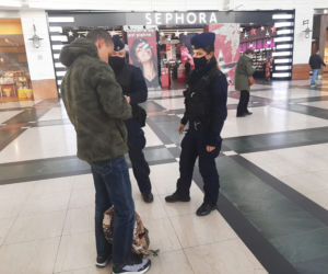 Policjanci szturmują galerie handlowe