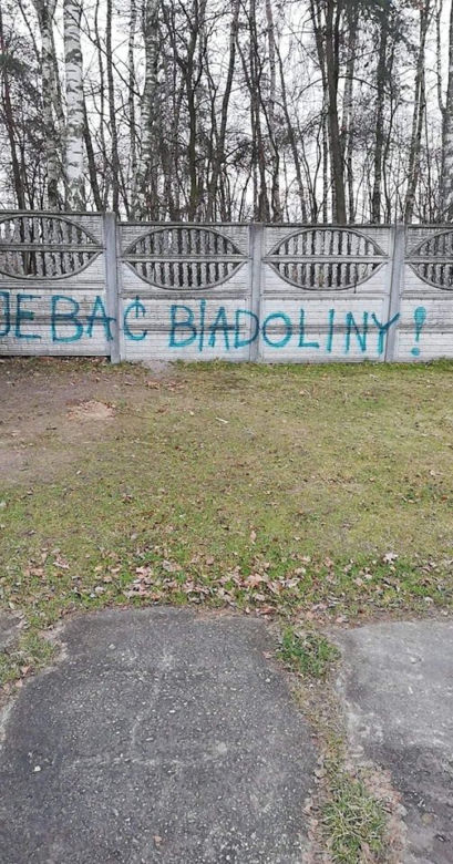 "J***ć Biadoliny", "Biadoliny c***e" - wulgarne napisy na obiekcie jednego z klubów piłkarskich
