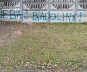 J***ć Biadoliny, Biadoliny c***e - wulgarne napisy na obiekcie jednego z klubów piłkarskich