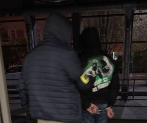 Wpadka na własnym podwórku! Policjanci z Bydgoszczy zatrzymali 43-latka. Grozi mu 5 lat odsiadki