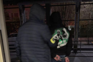 Wpadka na własnym podwórku! Policjanci z Bydgoszczy zatrzymali 43-latka. Grozi mu 5 lat odsiadki