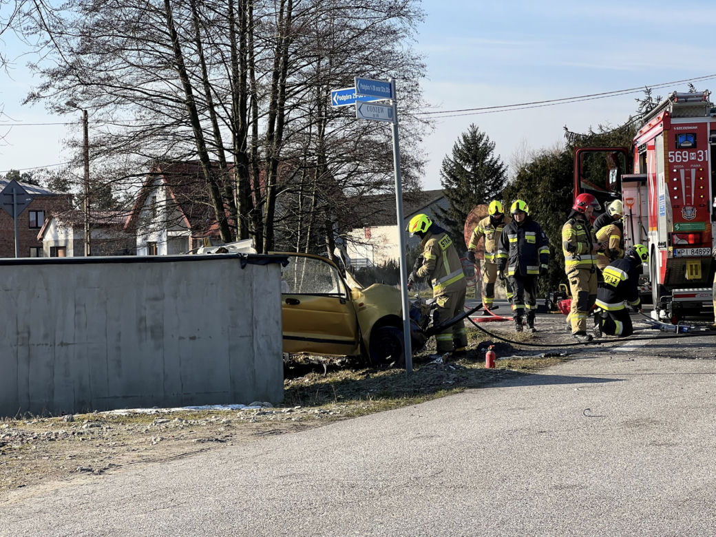Makabryczny wypadek w Coniewie. Czołowo zderzyła się osobówka z ciężarówką. Nie żyje jedna osoba