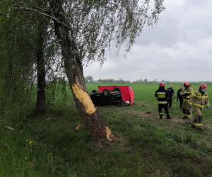 Nienałty-Szymany. Nie żyje kierowca Citroena! Rozbił się o dwa drzewa i dachował [ZDJĘCIA]
