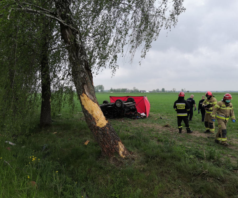 Nienałty-Szymany. Nie żyje kierowca Citroena! Rozbił się o dwa drzewa i dachował [ZDJĘCIA]