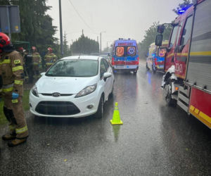 Tragedia w Bławatkowie. 12-latek wyszedł zza autobusu wprost pod koła Forda. Lekarze przegrali walkę o jego życie