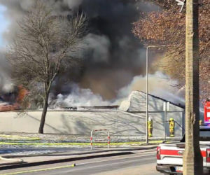 Ogromny pożar Biedronki na Dolnym Śląsku! Dach runął, są ranni strażacy