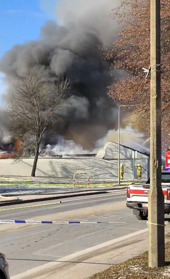 Ogromny pożar Biedronki na Dolnym Śląsku! Dach runął, są ranni strażacy