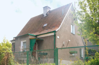 Poniemiecki dom z lat 30. teraz wygląda już inaczej. Zostawili starą cegłę, belki i niezwykły dach