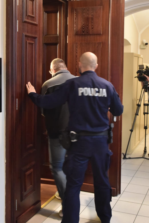 Robert B. gwałcił córkę i pasierbicę przez kilka lat