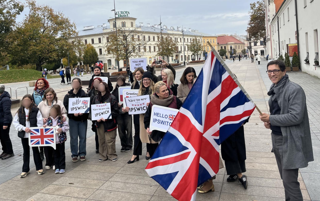 Lublin połączył się z Wielką Brytanią! Portal na Placu Litewskim pokazuje teraz Ipswich