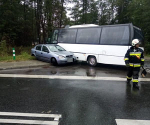 Zderzenie busa z samochodem dostawczym w Nowych Żukowicach