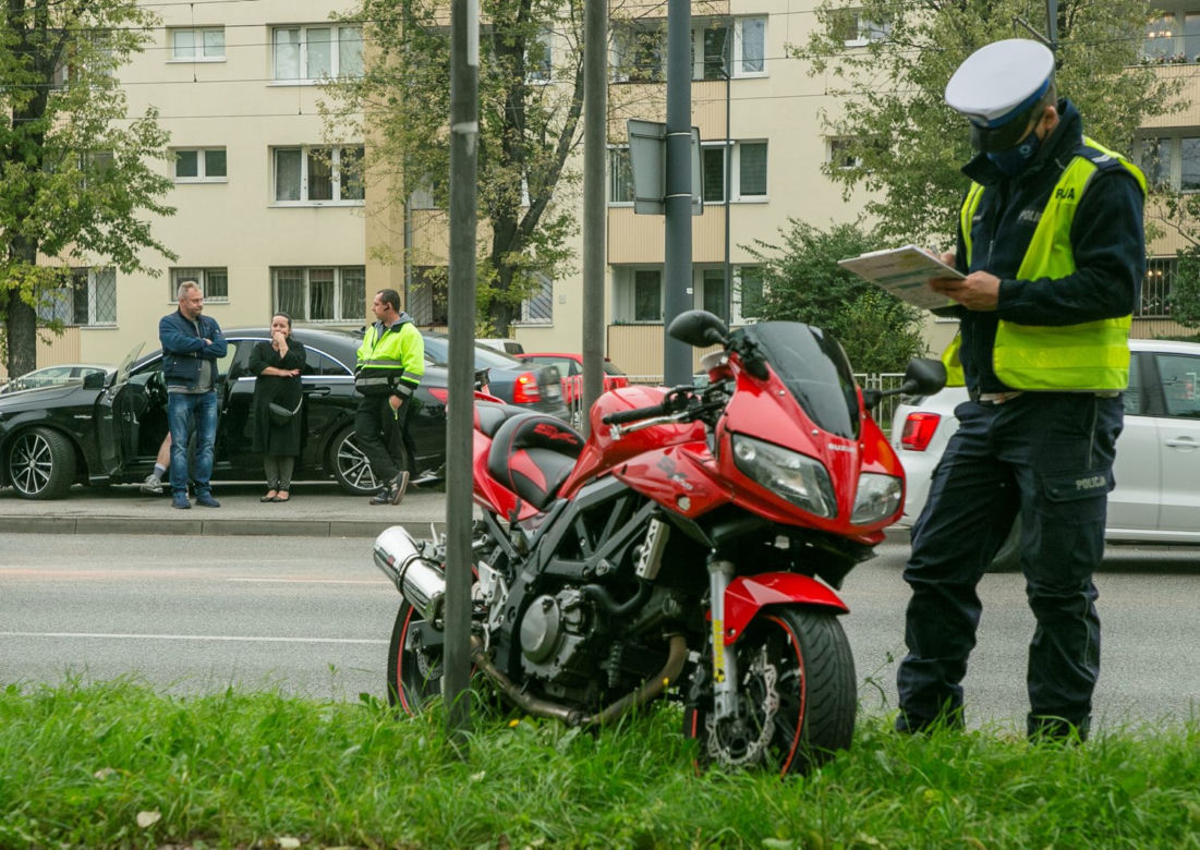 Motocyklista runął na jezdnię